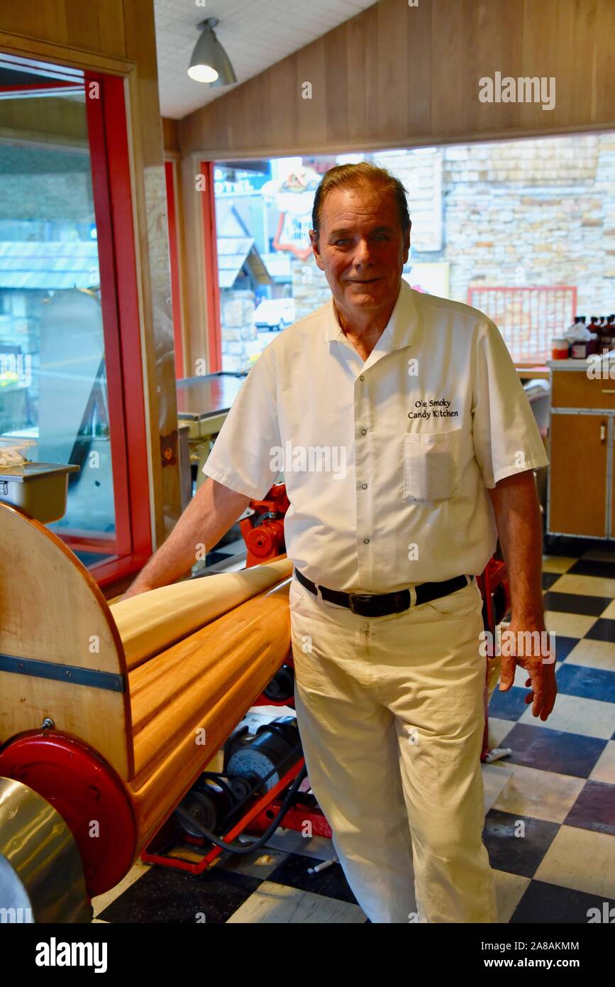 Hacer agua salada taffy caramelos masticables en Ole Smoky Candy cocina