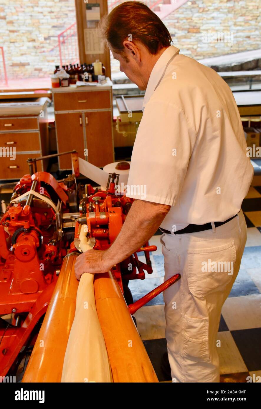 Hacer agua salada taffy caramelos masticables en Ole Smoky Candy cocina