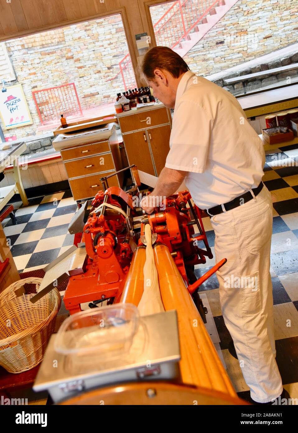 Hacer agua salada taffy caramelos masticables en Ole Smoky Candy cocina