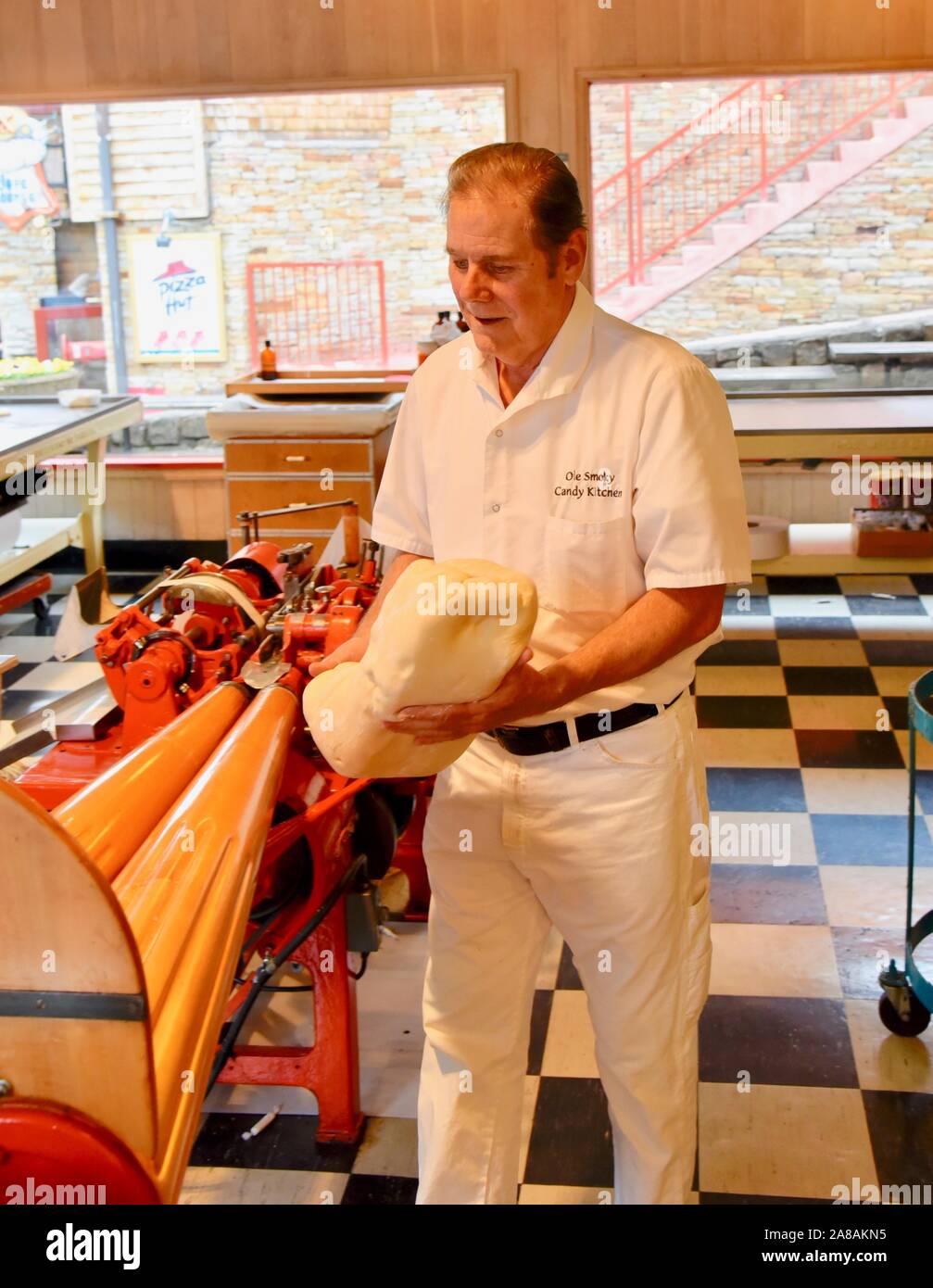 Hacer agua salada taffy caramelos masticables en Ole Smoky Candy cocina