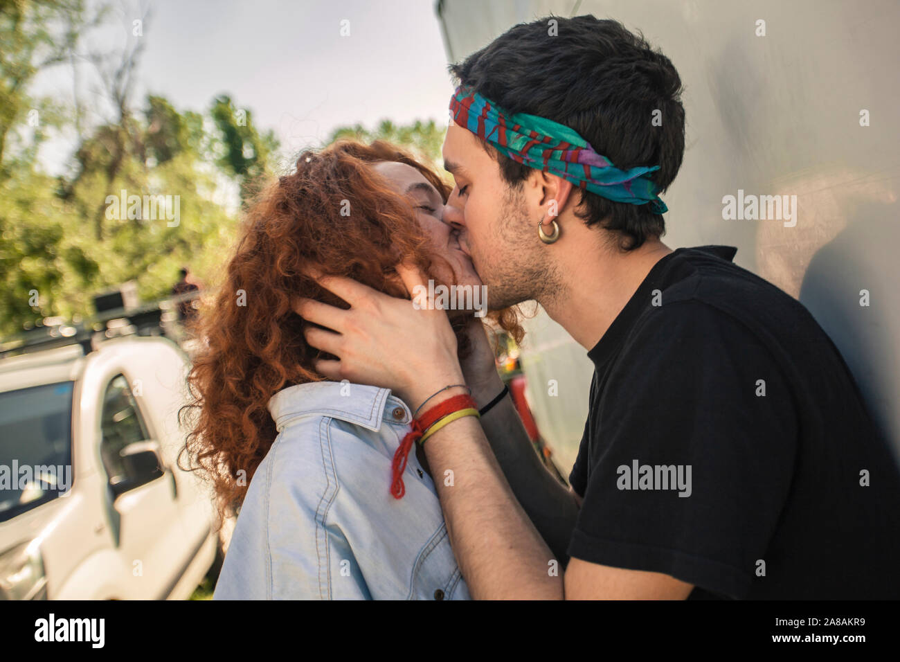 Boy kissing girls hand fotografías e imágenes de alta resolución - Alamy