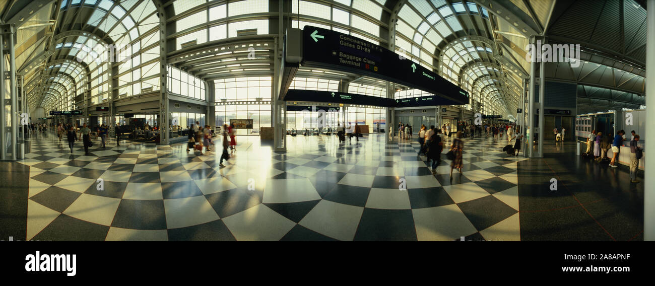 Los pasajeros en un aeropuerto, el aeropuerto O'Hare de Chicago, Illinois, EE.UU. Foto de stock