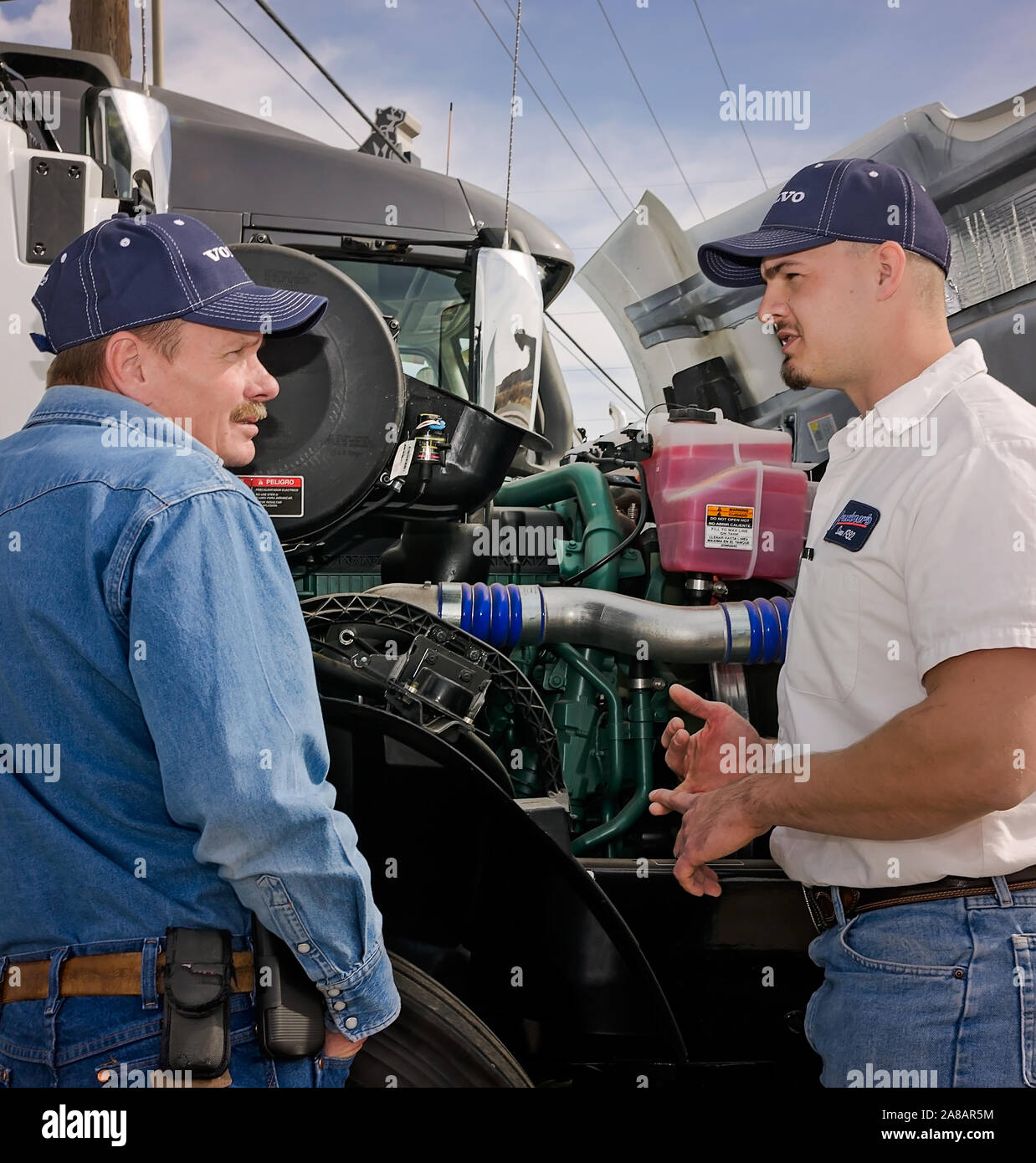 Un Volvo Service Manager analiza un problema de servicio con un cliente, Noviembre 15, 2017, a Bruckner Truck Sales en Farmington, Nuevo México. Foto de stock