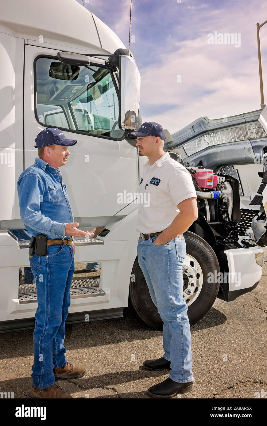 Un Volvo Service Manager analiza un problema de servicio con un cliente, Noviembre 15, 2017, a Bruckner Truck Sales en Farmington, Nuevo México. Foto de stock