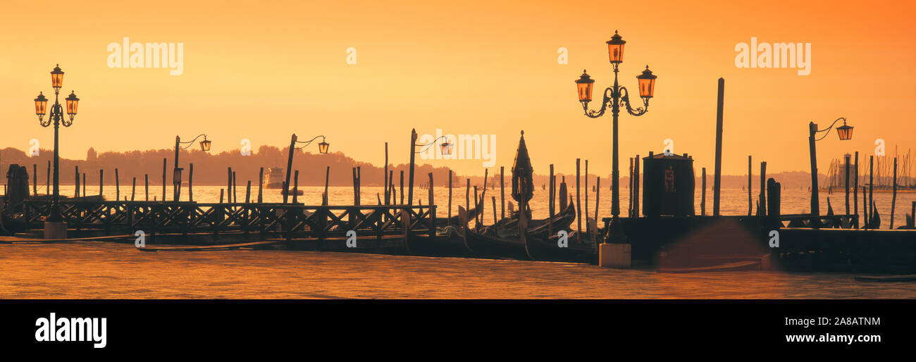 Vista del puente y marina en el atardecer, Venecia, Italia Foto de stock
