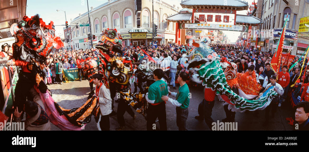 Grupo de personas que celebraban la fiesta de Año Nuevo Chino, Chinatown, Chicago, Illinois, EE.UU. Foto de stock