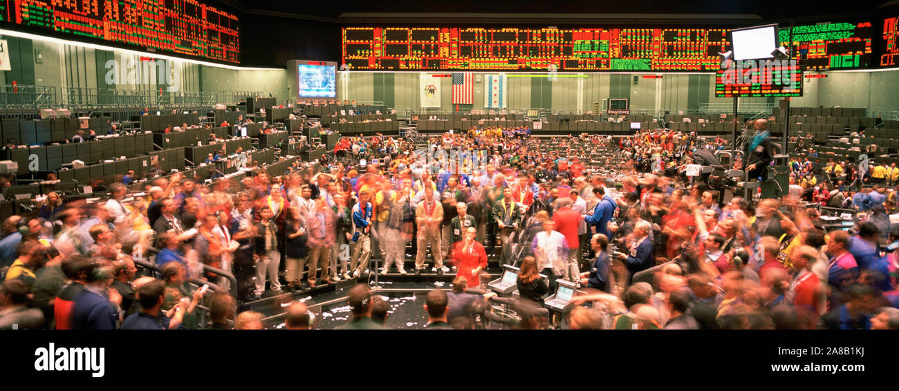 Grandes grupos de gente en el piso de operaciones, la Junta de Comercio de Chicago, Chicago, Illinois, EE.UU. Foto de stock