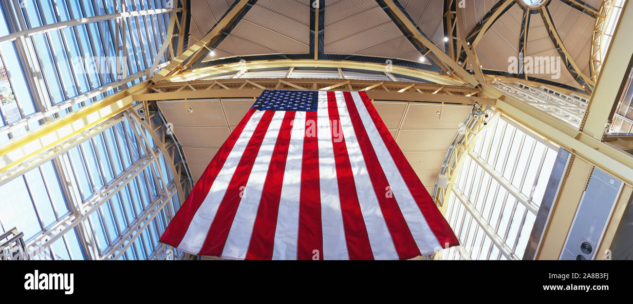 Vista de ángulo bajo la bandera americana, el Aeropuerto Nacional Ronald Reagan de Washington, en Washington DC, EE.UU. Foto de stock