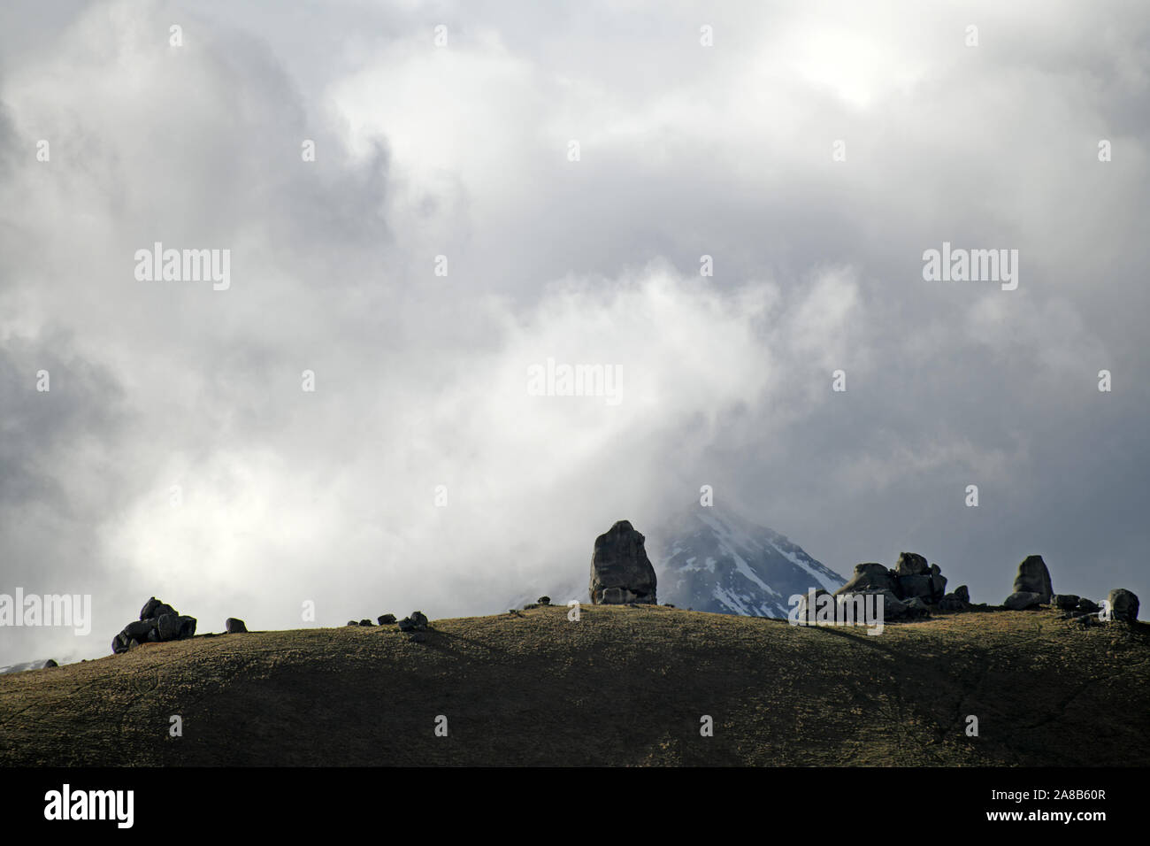 Las formaciones de nubes, flotan sobre el paisaje rocoso en la Colina del Castillo, Isla del Sur, Nueva Zelanda Foto de stock