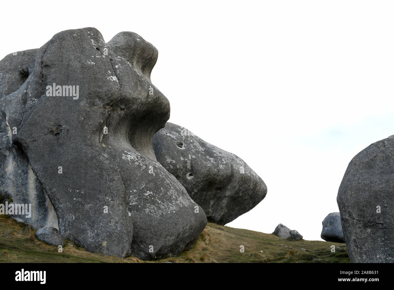 Imagen de fotograma completo de rocas de piedra caliza en la colina del castillo en la Isla del Sur de Nueva Zelanda Foto de stock