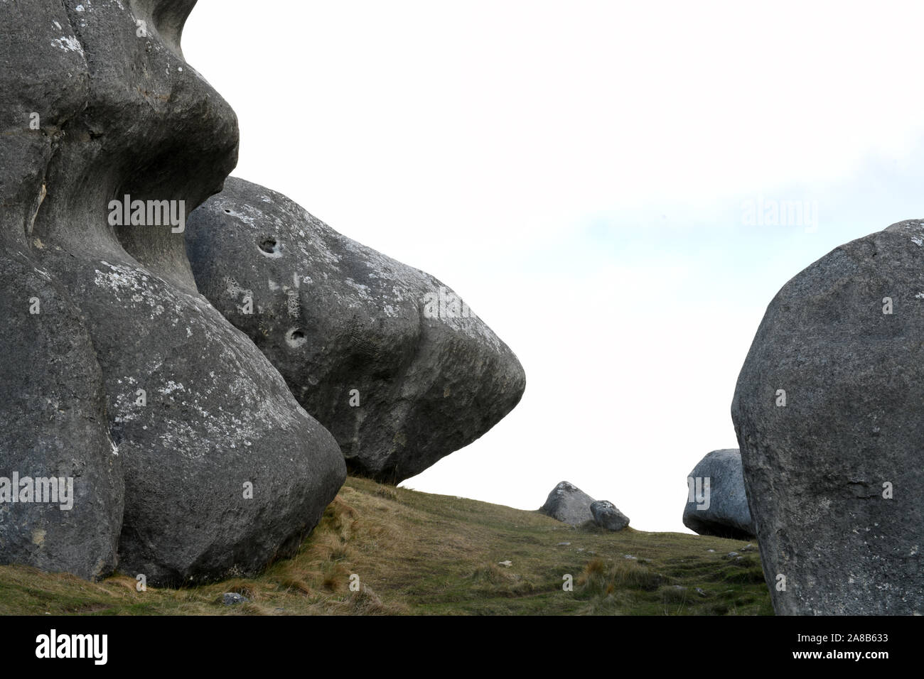 Imagen de fotograma completo de rocas de piedra caliza en la colina del castillo en la Isla del Sur de Nueva Zelanda Foto de stock