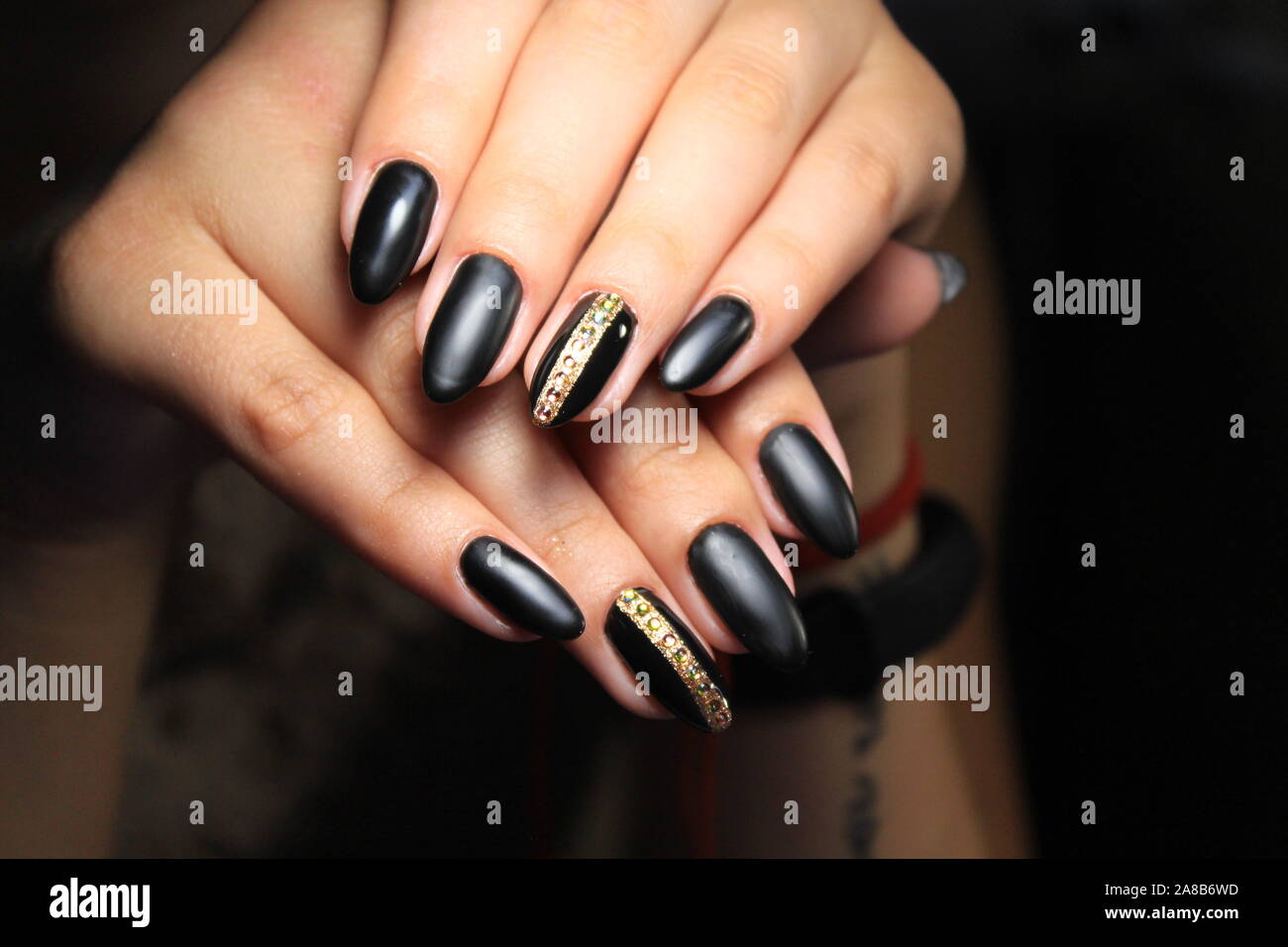 Nails black fotografías e imágenes de alta resolución - Alamy
