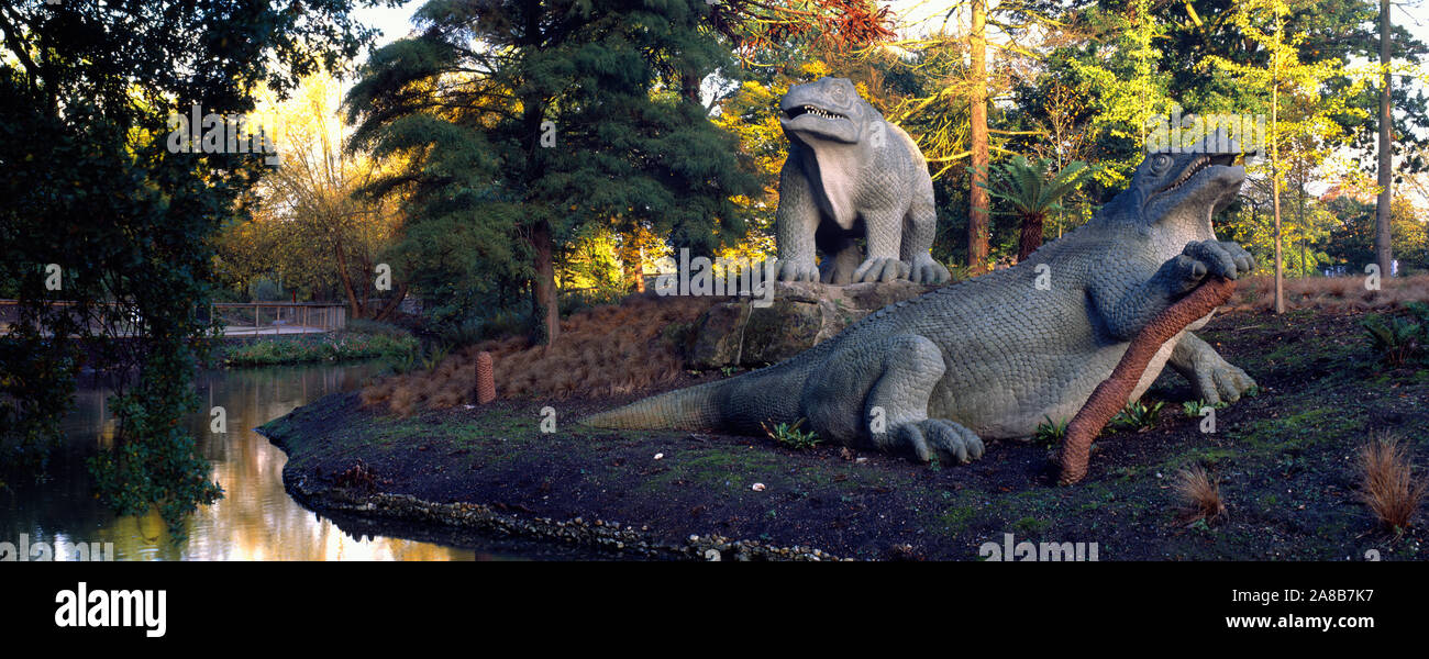 Esculturas de dinosaurios en un parque, Crystal Palace Park, Londres, Inglaterra Foto de stock