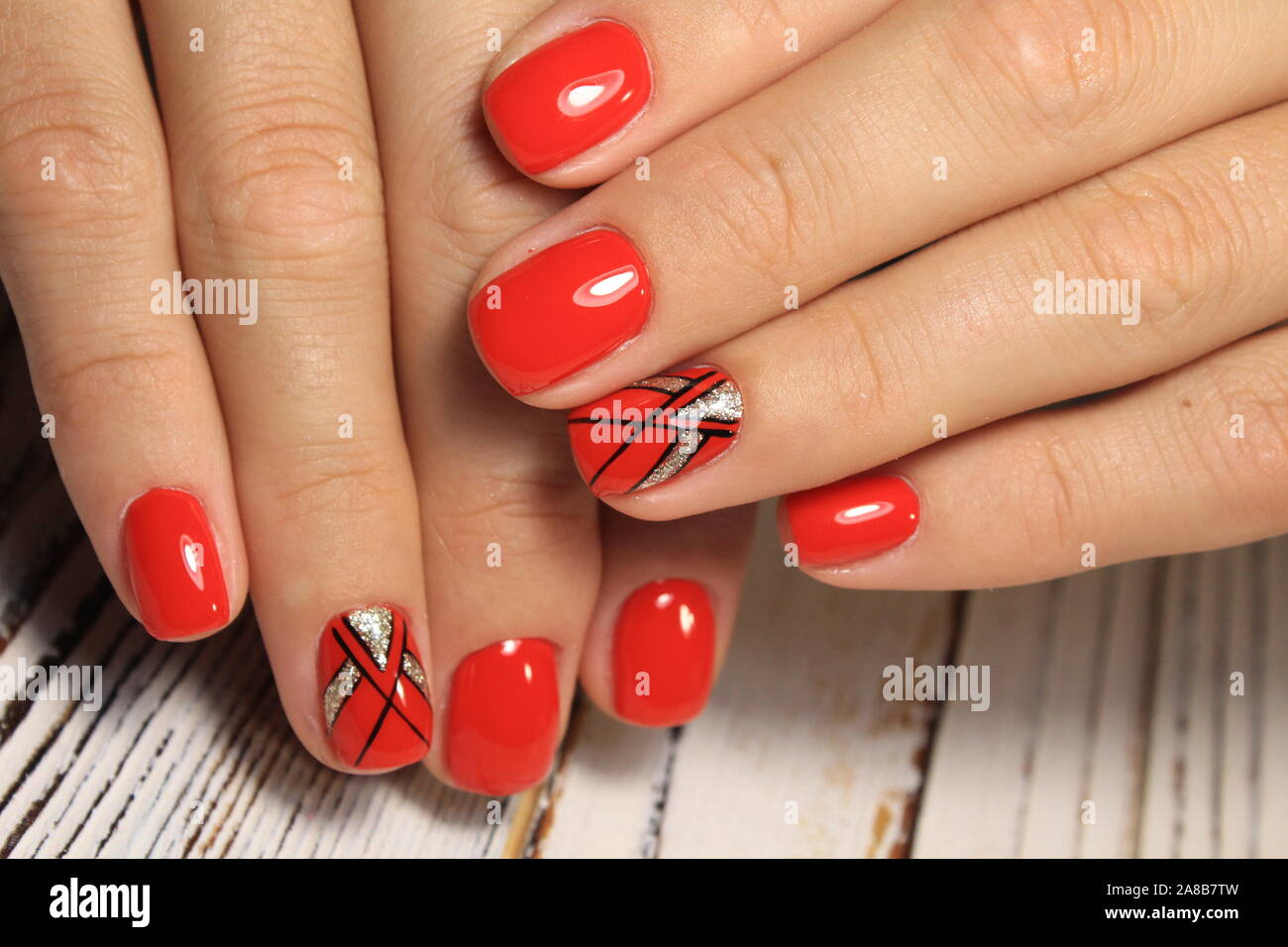 Hermoso color rojo manicura de uñas sobre el fondo de textura de moda  Fotografía de stock - Alamy