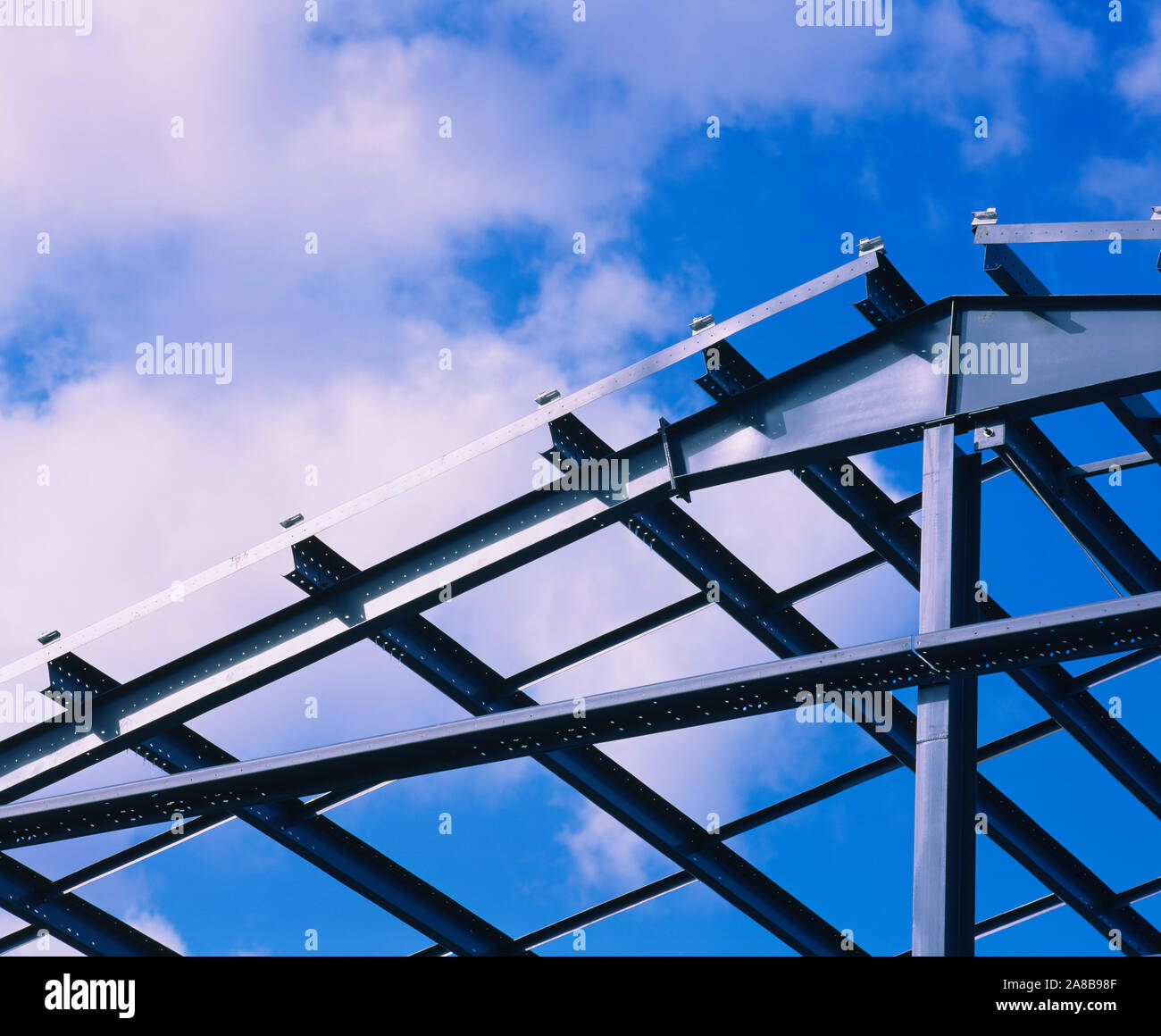 Ángulo de visión baja de un marco de acero de un almacén en construcción, EE.UU. Foto de stock