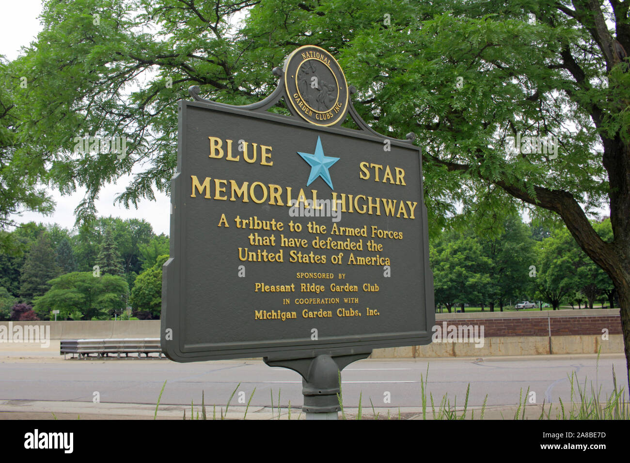 Blue Star Memorial Highway sign, Pleasant Ridge, Michigan, EE.UU. Foto de stock