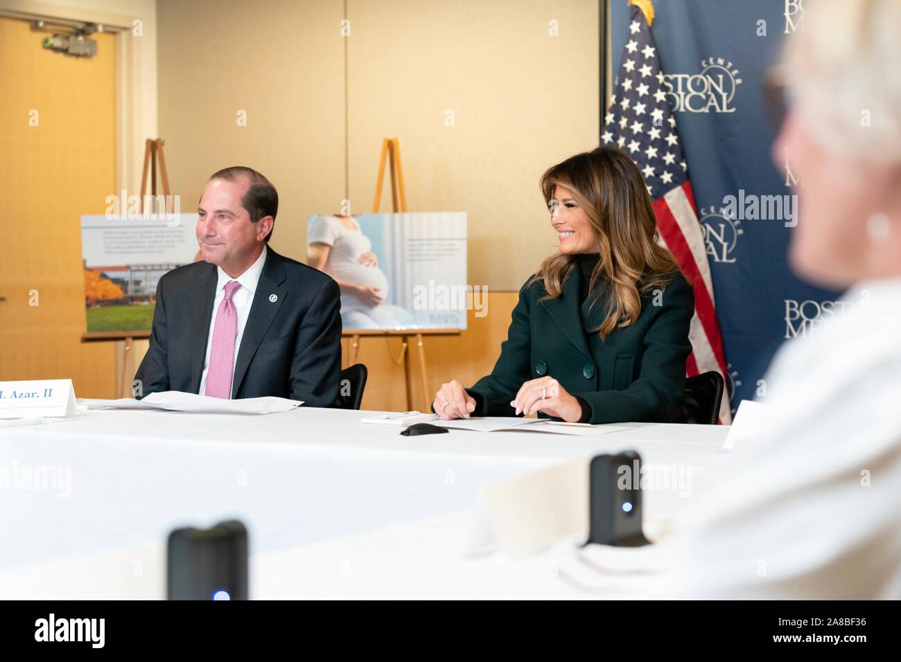 La Primera Dama de EE.UU. Melania Trump, a la derecha, y el secretario de Salud y Servicios Humanos Alex Azar, participar en una mesa redonda sobre el síndrome de abstinencia neonatal Programa en Boston Medical Center el 6 de noviembre de 2019 en Boston, Massachusetts. Foto de stock