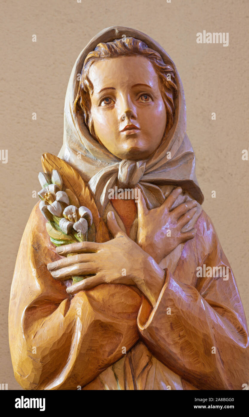 CASTELMOLA, Italia - 9 de abril de 2018: Los modernos tallada estatua de la Virgen María en la iglesia de San Nicolás. Foto de stock