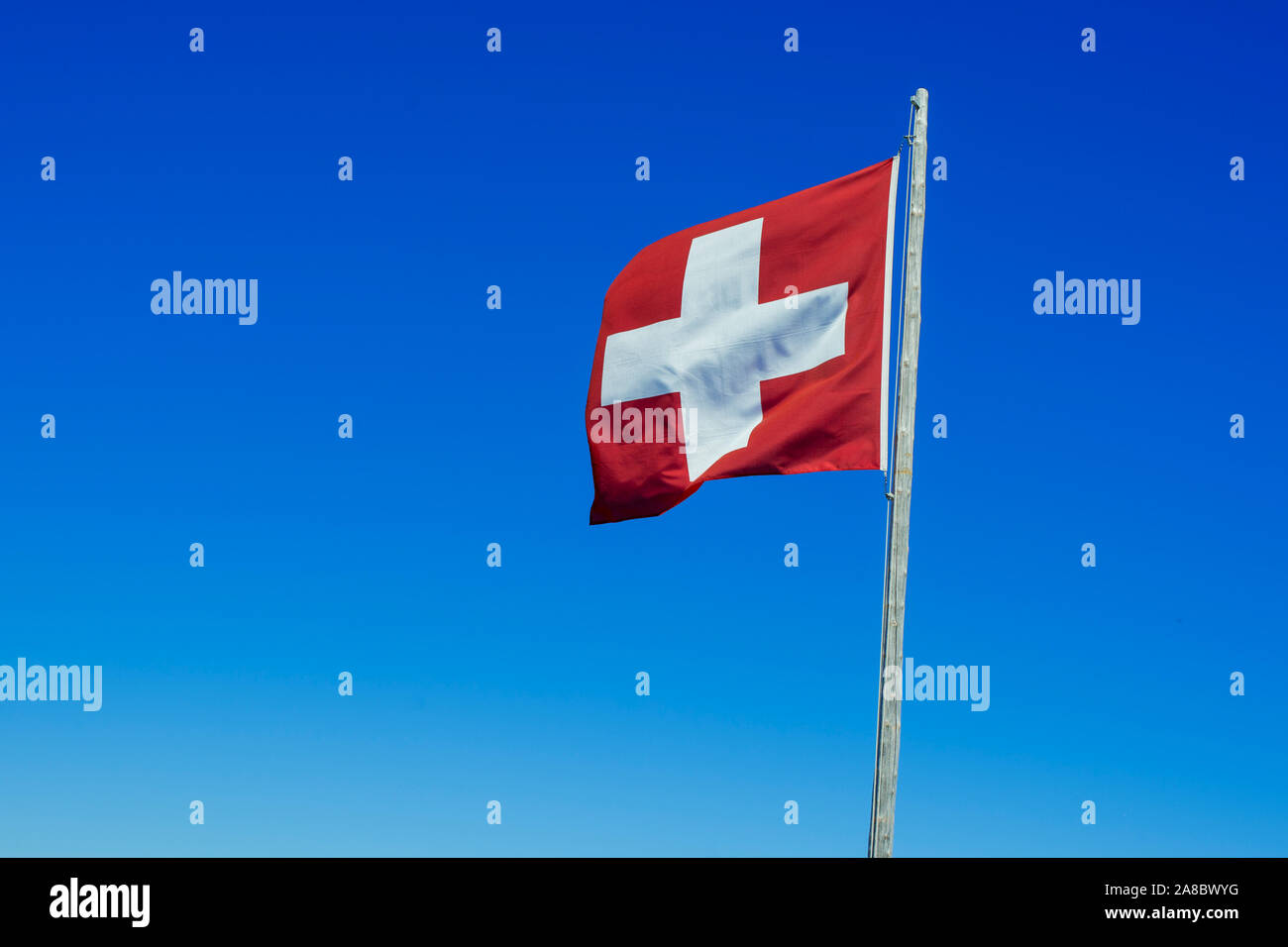 Schweizer Nationalfahne Wehende blauen vor Himmel Foto de stock