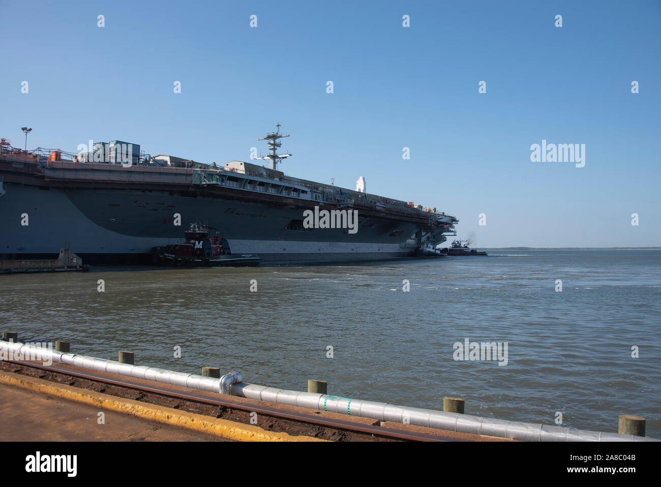 NEWPORT News, Virginia (Sept. 27, 2019) La clase Nimitz portaaviones USS George Washington (CVN 73) sale del dique seco para amarrar a un cercano waterside pier en astilleros Newport News Shipbuilding (ENN) en Newport News, Virginia George Washington está siendo objeto de revisión (complejo de reabastecimiento RCOH) en la SNN. RCOH es casi un proyecto de cuatro años de duración realizado sólo una vez durante un carrier de 50 años de vida de servicio que incluye la nave de reabastecimiento de combustible de dos reactores nucleares, así como las reparaciones, mejoras y modernización. (Ee.Uu. Navy photo by Mass Communication Specialist Seaman Cory Daut) Foto de stock