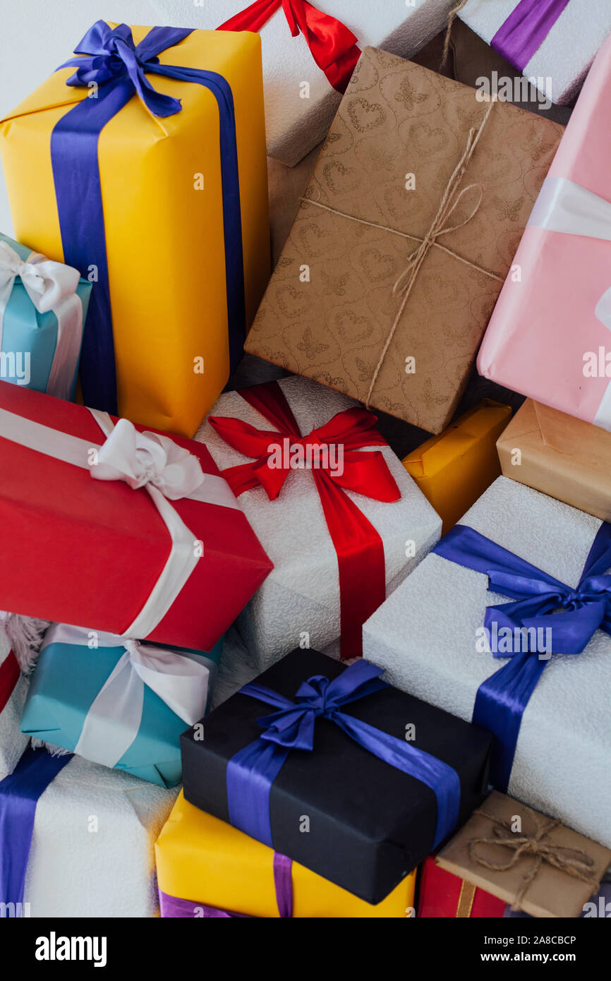 Antecedentes festiva de muchos regalos de cumpleaños multicolor Fotografía  de stock - Alamy