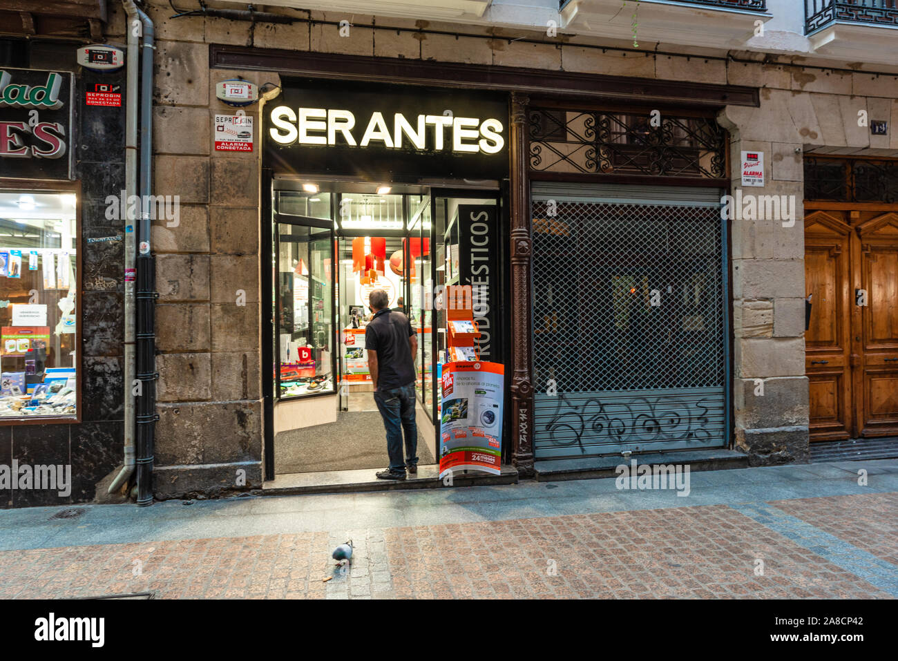 Bilbao, España - 16 de septiembre de 2019. La fachada de la tienda  electrónica Serantes en la calle Harategi Zahar Kalea Fotografía de stock -  Alamy
