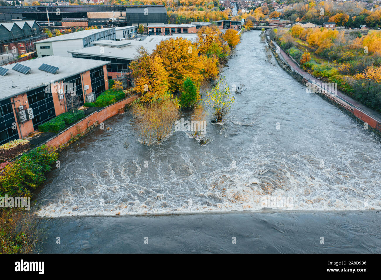 Imágenes aéreas de los daños causados por el río Don, Sheffield, Yorkshire, Reino Unido revienta sus bancos en las inundaciones de noviembre cerca de Meadowhall Foto de stock