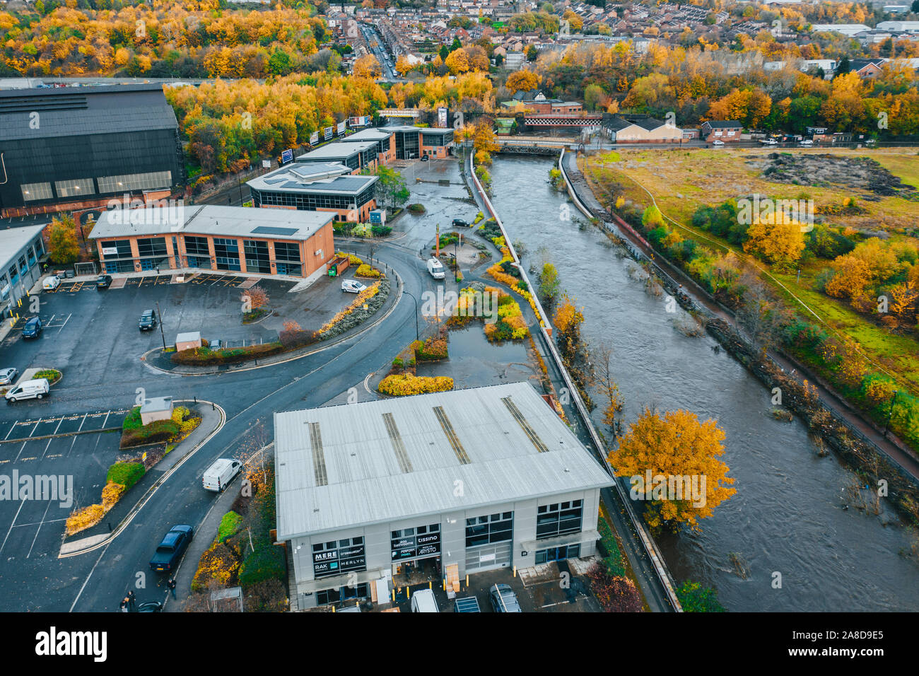 Sheffield, Reino Unido - 8 de noviembre de 2019: imágenes aéreas de los daños causados por el Río Don revienta sus bancos en las inundaciones de noviembre cerca de Meadowhall Foto de stock