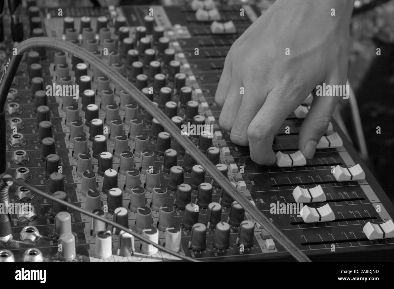 Los dedos en la mezcla de música, en blanco y negro Foto de stock