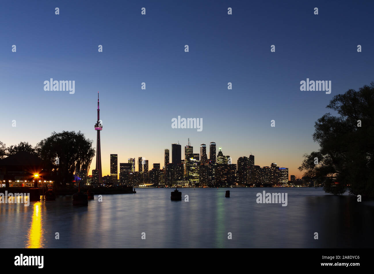 Horizonte de Toronto por la noche Foto de stock