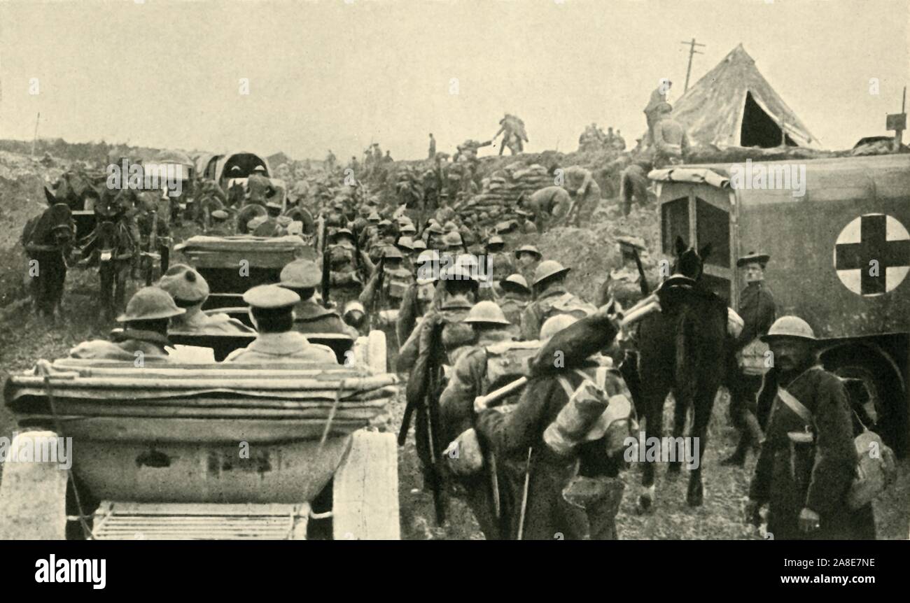 Los soldados británicos en el frente Occidental, Bélgica, la Primera Guerra Mundial, 1917, c1920). "El camino hacia la zona de combate: escenas en la concurrida carretera Pilkem'. Columnas de vehículos y tropas, ambulancias de la Cruz Roja, caballos y mulas. Durante la batalla de Pilckem Ridge, el 31 de julio-2 de agosto de 1917, los ejércitos anglo-francesa capturada: Pilkem Pilckem (flamenco) Ridge y zonas situadas a ambos lados. Desde "La Gran Guerra Mundial: Una historia", Volumen VII, editado por Frank un Mumby. [El Gresham Publishing Company Ltd, de Londres, c1920] Foto de stock