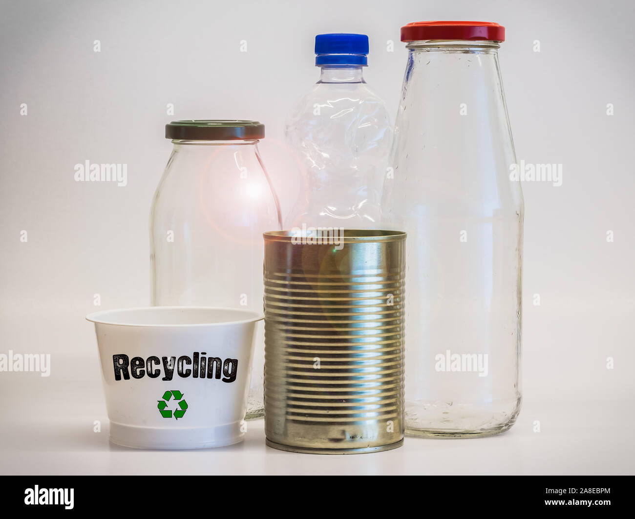 Disposición de envases reciclables hechas de diferentes materiales, como el  vidrio, metal y PET Fotografía de stock - Alamy