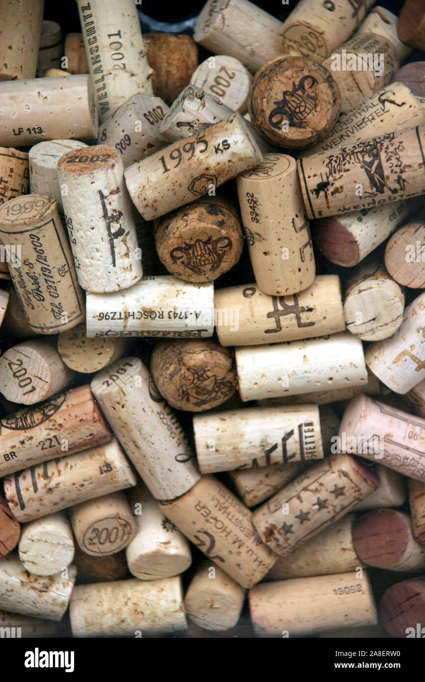Viele Weinkorken auf einen Haufen, Foto de stock