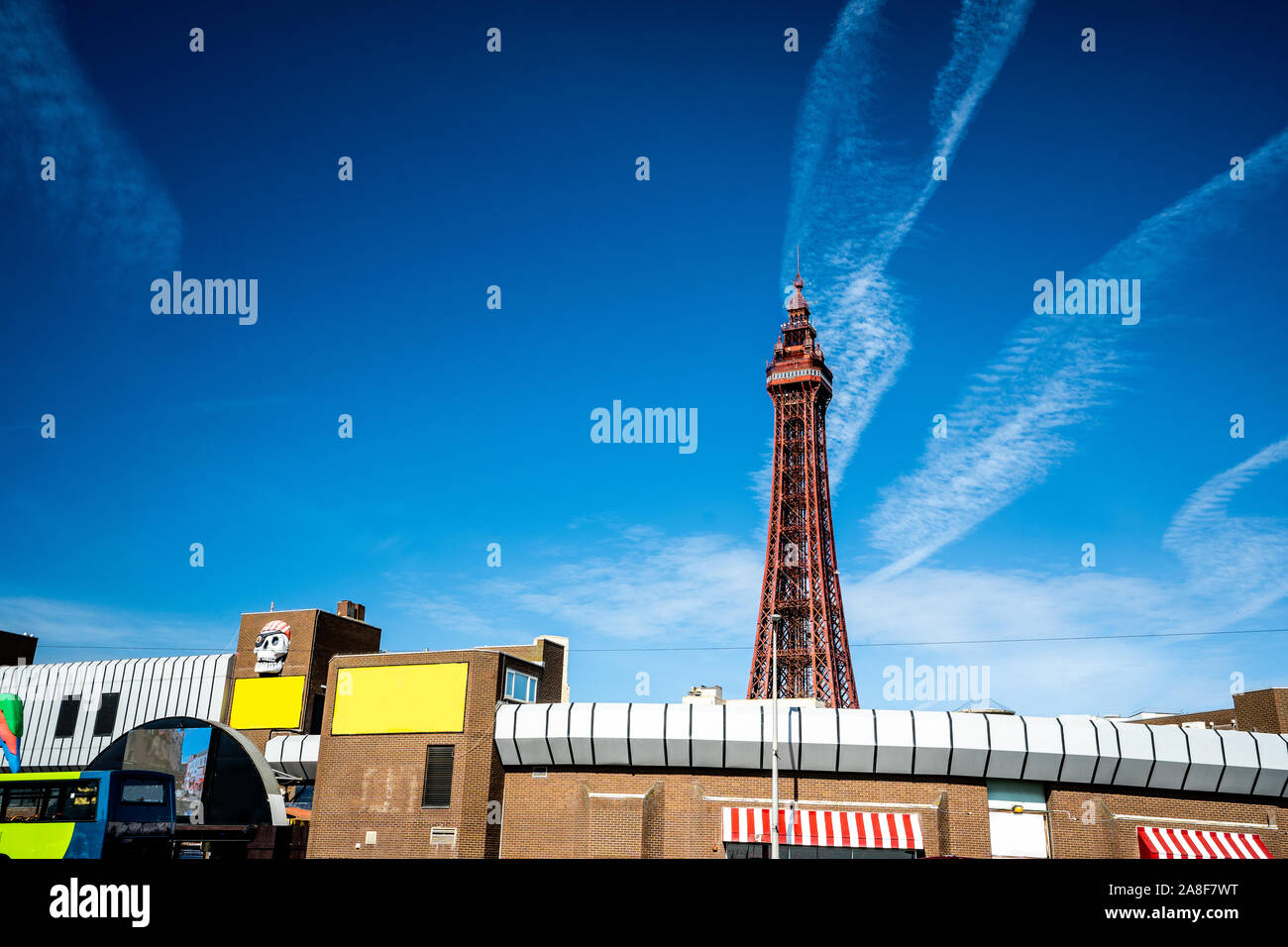 La famosa Torre de Blackpool y la playa rodeado de hoteles, pubs y la playa en un día de verano, poco después de que un monstruo storm Foto de stock