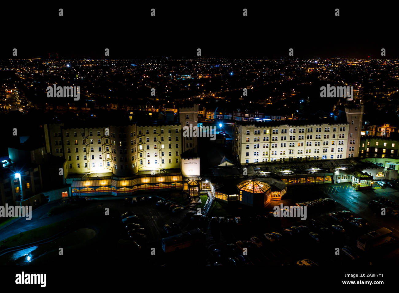 Hermosas vistas aéreas de Blackpool por la noche, incluido El Norbreck Castle Hotel situado en el paseo marítimo, el paisaje urbano Foto de stock