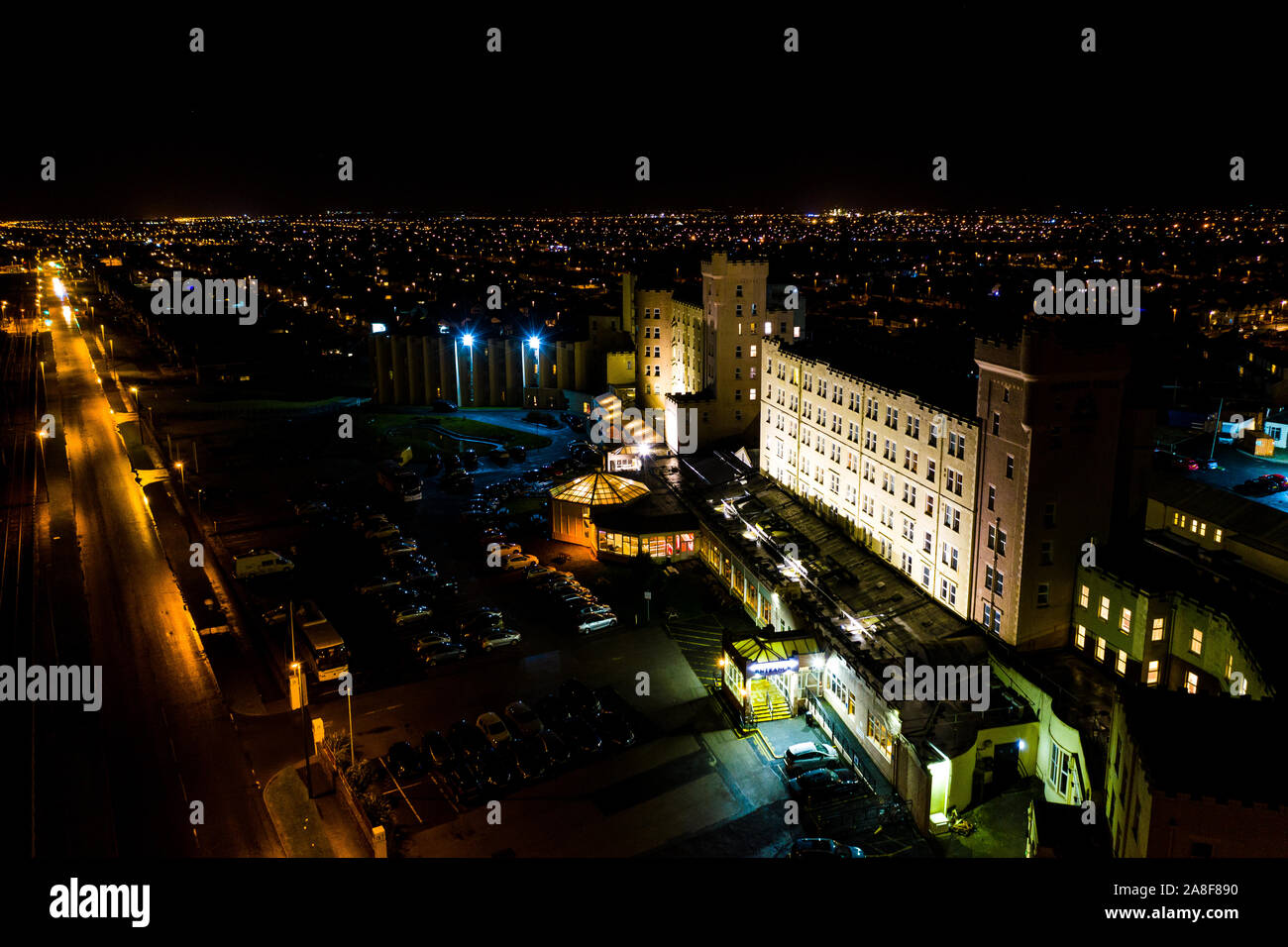 Hermosas vistas aéreas de Blackpool por la noche, incluido El Norbreck Castle Hotel situado en el paseo marítimo, el paisaje urbano Foto de stock