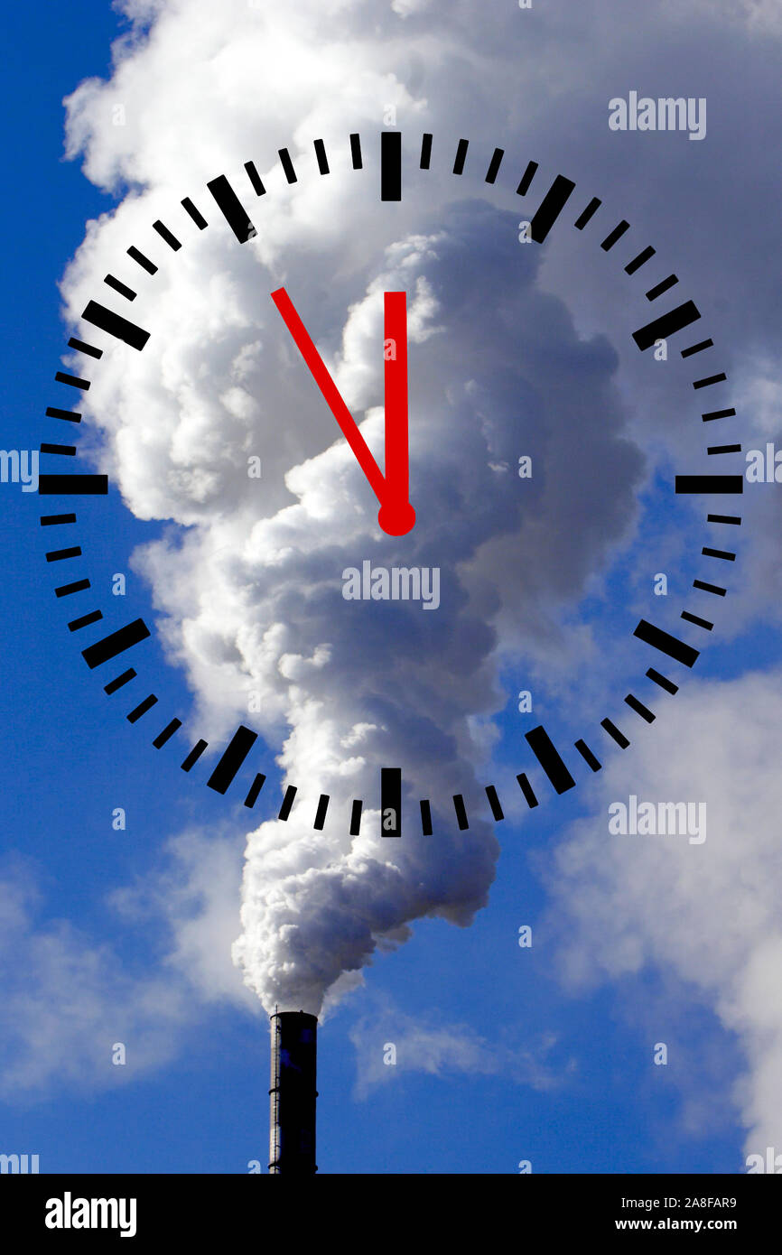 Schlot Rauchender, Kraftwerk, Schornstein, Klimawandel, Uhr zeigt 5 vor 12, Schadstoffausstoss, Umweltverschmutzung, Foto de stock
