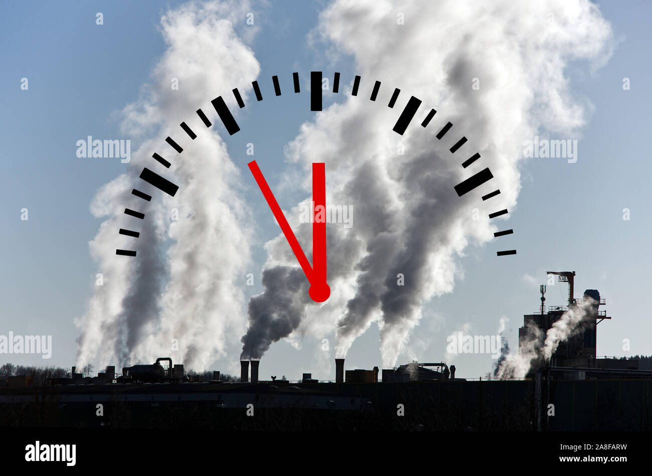Kohlekraftwerk, Umweltverschmutzung, Schadstoffausstoss, Uhr zeigt 5 vor 12, Foto de stock