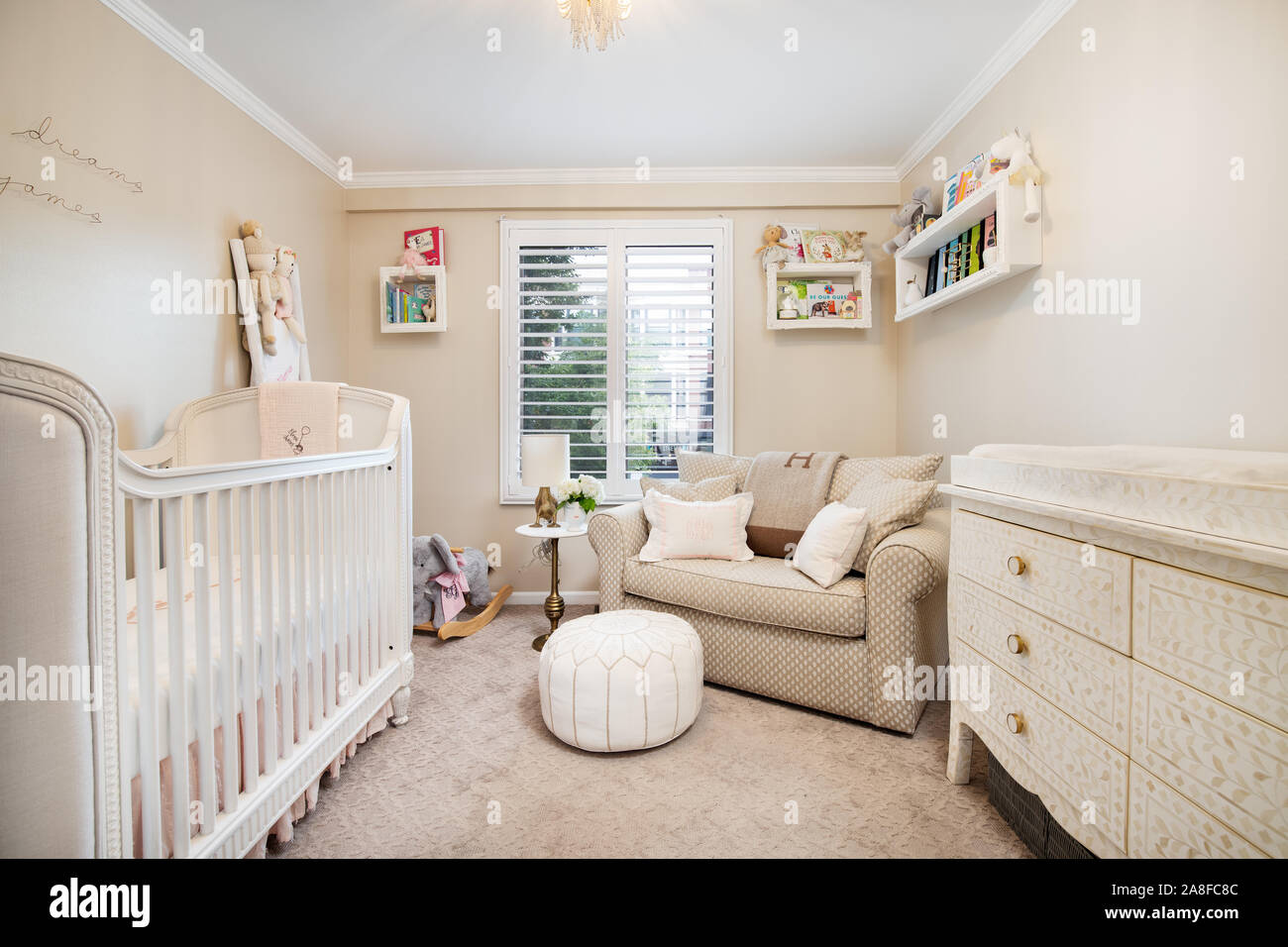 Muebles de bebé con estilo fotografías e imágenes de alta resolución - Alamy