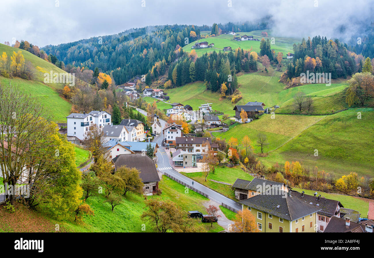 El idílico pueblo de San Pietro in Val di Funes. Trentino Alto Adige, Italia. Foto de stock