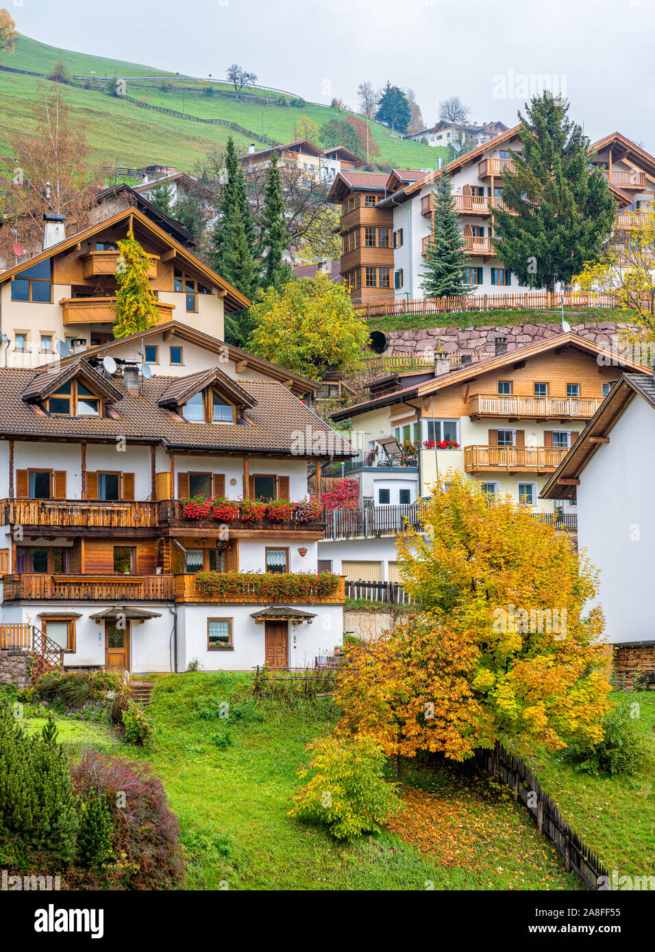 El idílico pueblo de San Pietro in Val di Funes. Trentino Alto Adige, Italia. Foto de stock