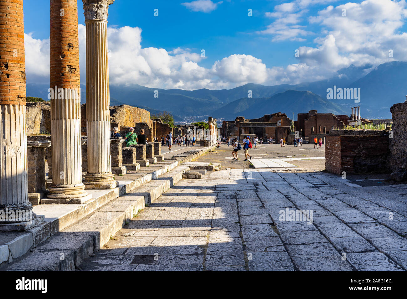 Vista de Pompeya Foro de via del Foro. Pompeya es uno de los más famosos de Italia los sitios del Patrimonio Mundial. Pompeya, Italia, en octubre de 2019 Foto de stock