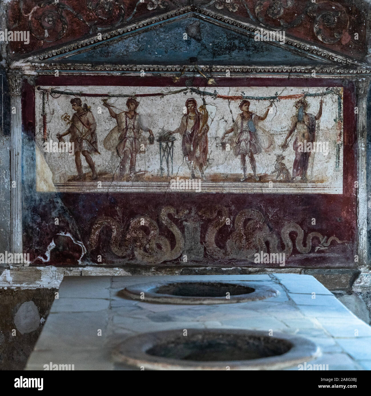Un fresco romano en el thermopolium (taberna) de Vetutius Placidus a la antigua ciudad romana de Pompeya, Campania, Italia Foto de stock