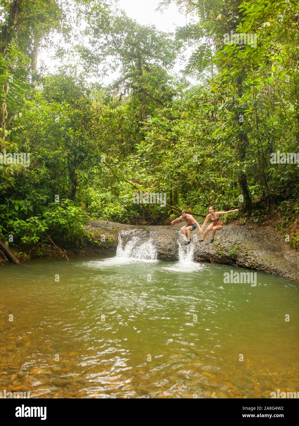 Cascada en la reserva natural de San Cipriano en el Valle del Cauca, Colombia. Foto de stock