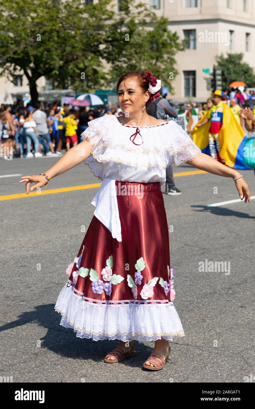 Washington DC, Estados Unidos - 21 de septiembre de 2019: La DC, mujer colombiana llevando ropa tradicional de realizar bailes durante el desfile Fotografía stock - Alamy