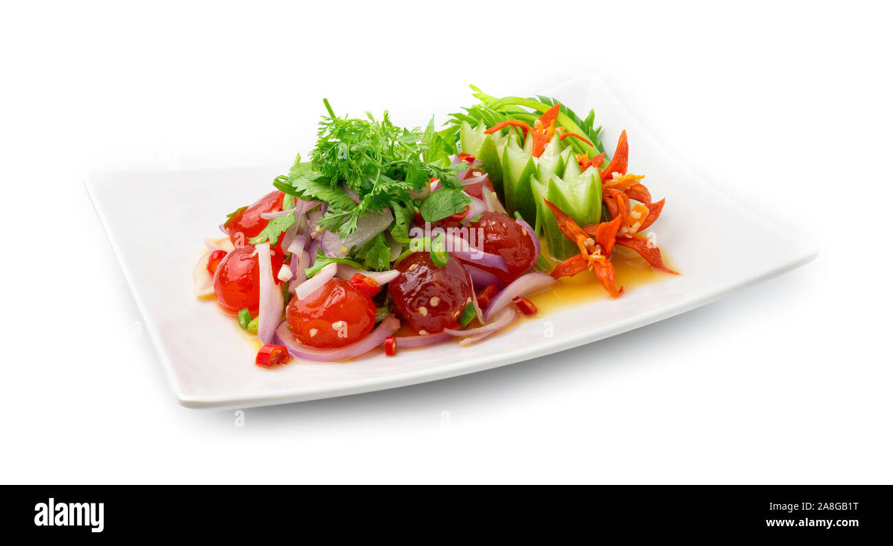 Ensalada picante las yemas de huevo con Verdura picante, sabrosa comida tailandesa decorar tallada estilo fusión pepinos, pimientos y cebolleta vista lateral Foto de stock