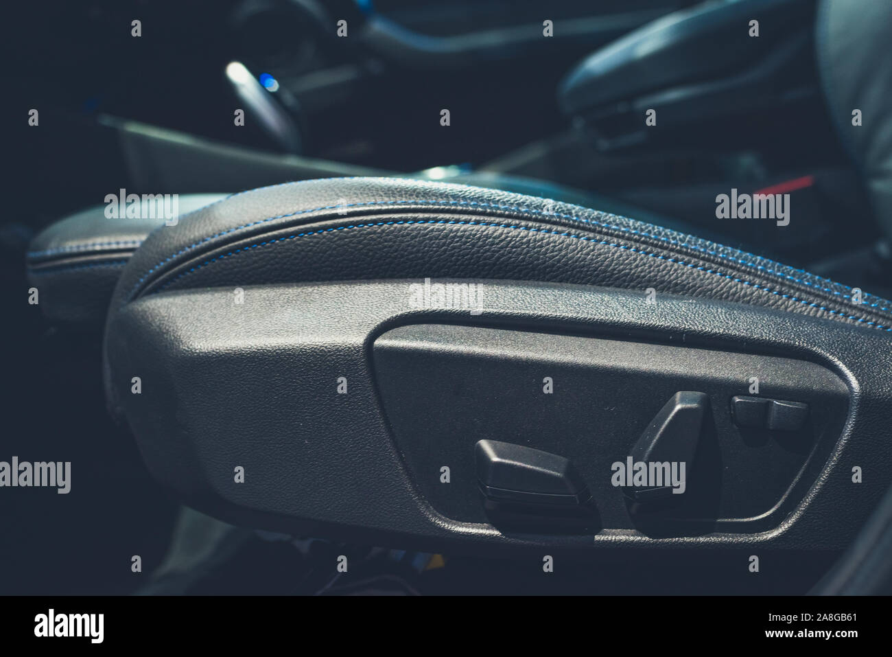 Asiento de coche para ajustar la posición del interruptor electrónico flims  tono Fotografía de stock - Alamy