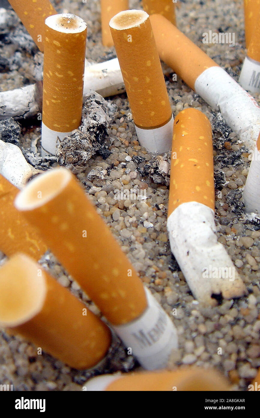 Zigarettenstummel, Aschenbecher, Zigaretten, Raucher, Asche, Krebs, Lungenkrebs, Nikotin, Foto de stock
