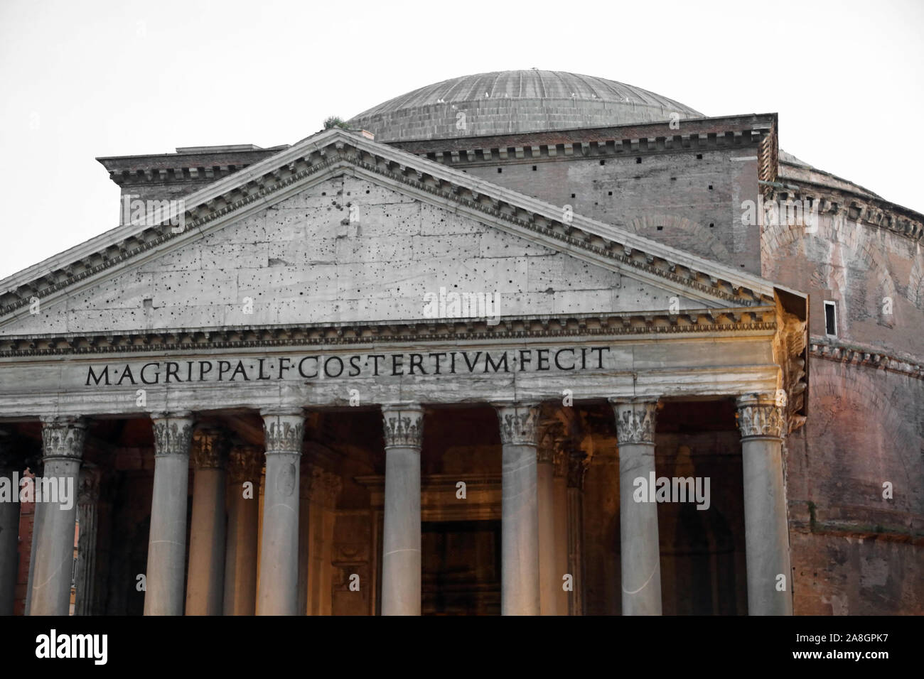 Antiguo Monumento en Roma llamado Panteón con texto en latín que significa  Marcus Agripa, hijo de Lucio, hizo este edificio al cónsul por tercera vez  Fotografía de stock - Alamy