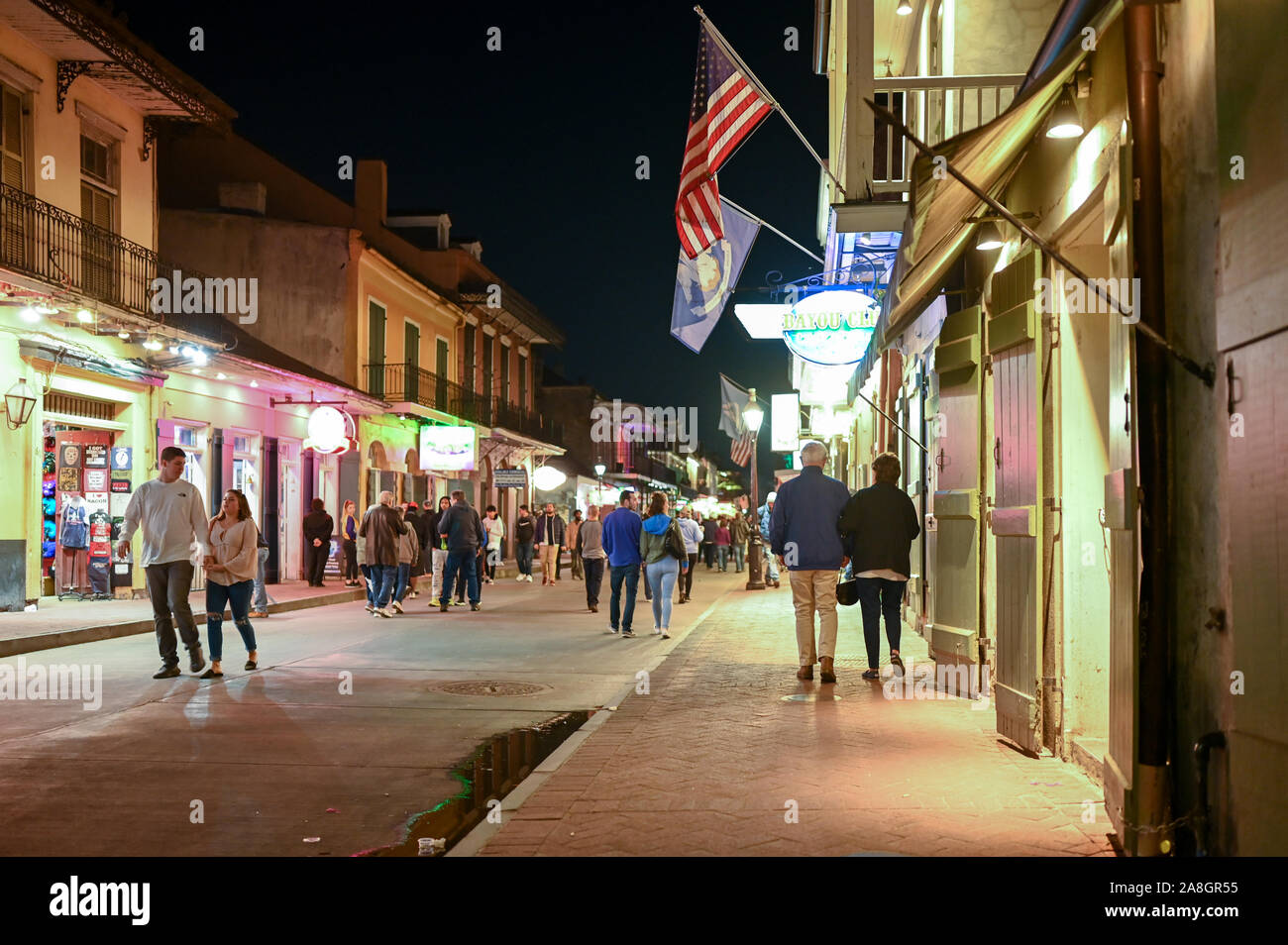 Por la noche la Calle Bourbon en Nueva Orleans. Esta histórica calle en el Barrio Francés es famoso por su vida nocturna y bares con música en vivo. Foto de stock